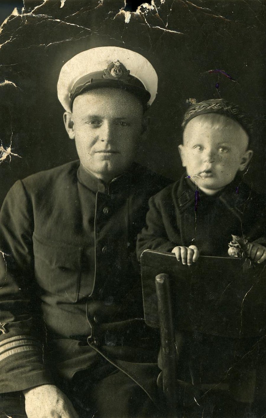 МПК5716-3-б_1 Борисов Петр Алексеевич с сыном перед войной. Приморский кр., г. Находка. 18 июня 1940 г.