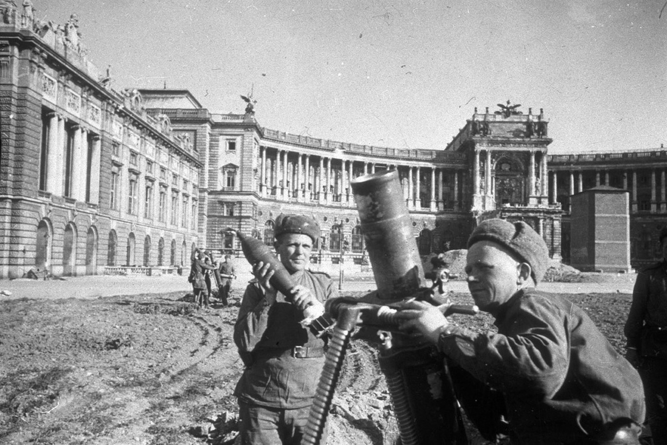 Венская наступательная операция. Освобождение Австрии 1945. Советские солдаты в Вене 1945. Освобождение Австрии советскими войсками. Вена 1945 фото.